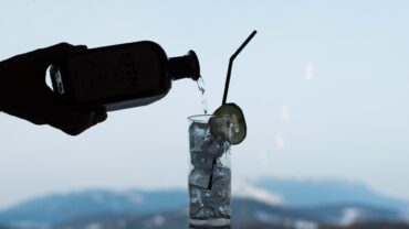 Bottiglia di gin particolare versata in un gin tonic