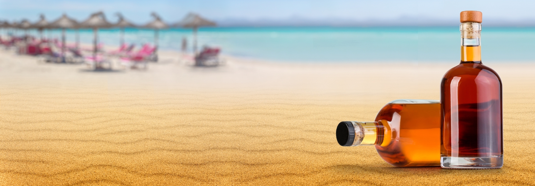 Bottiglia di rum in spiaggia