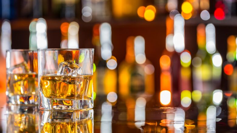 Set Da Whisky Con Teschio – Caraffa 850ml E 2 Bicchieri In Vetro Con Vassoio In Legno – Regalo Originale Per Uomo