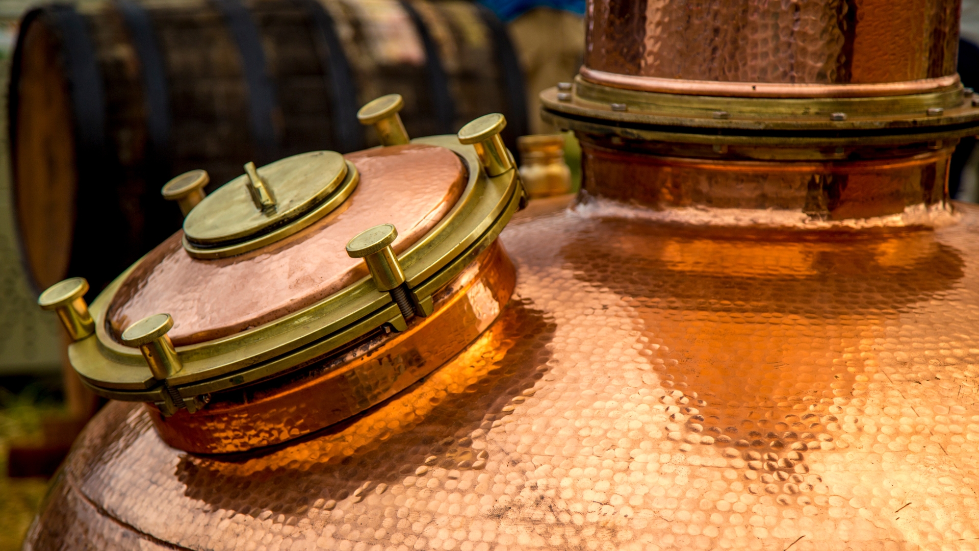 Dettaglio di un grande distillatore in rame
